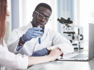 Laboratory laboratories conduct experiments in a chemical laboratory in transparent flasks. Output formulas.